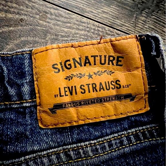 Signature Levi’s denim - Picture 1 of 3